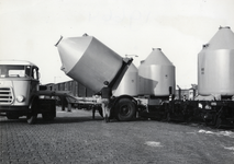 169595 Afbeelding van het overladen van een silolaadkist voor het vervoer van soda van trein naar vrachtwagen op de ...